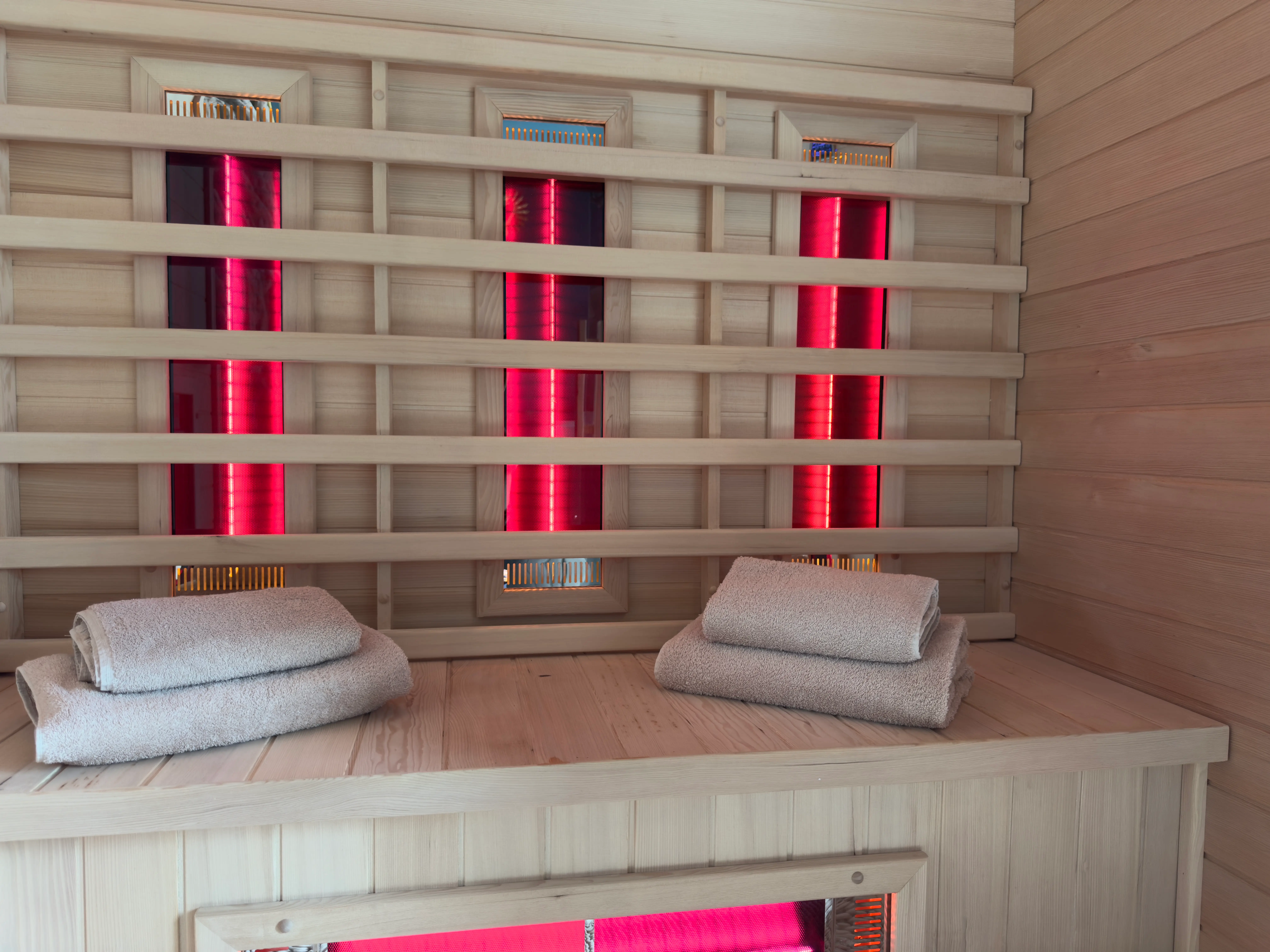 Salle de bain élégante et douche spa paon